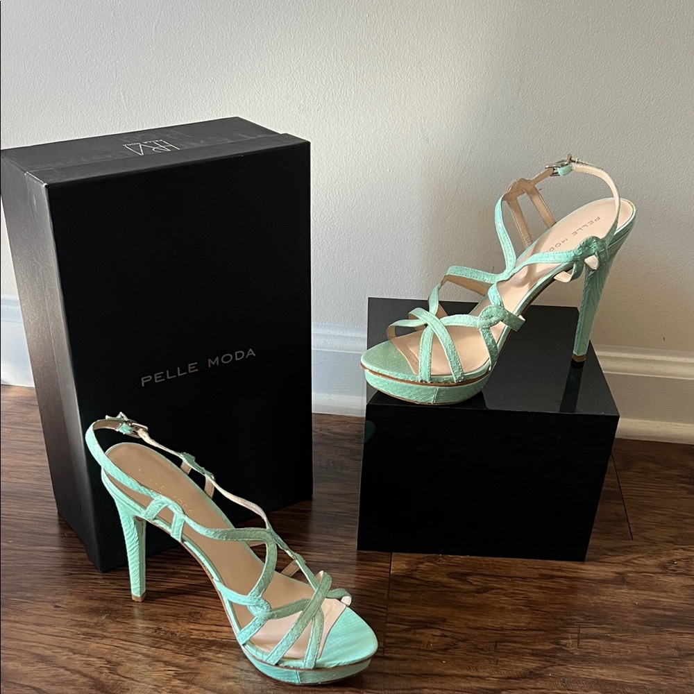 Pelle Moda Women's Light Green Strappy Heels